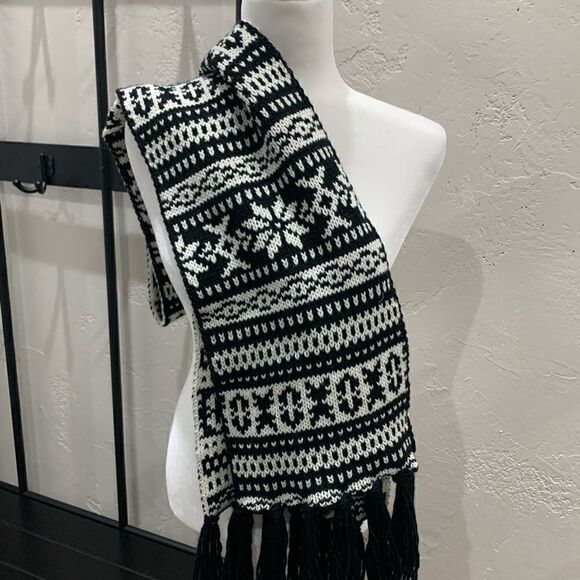 Old Navy black & white winter knitted scarf (NWT) unisex - Picture 4 of 9